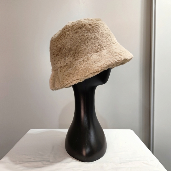 Faux fur bucket hat - Picture 3 of 10